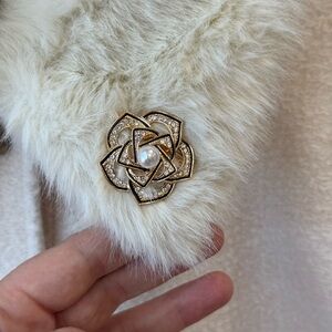 NEW Pearl and CZ crystals CLASSIC Brooch 💎 NIB